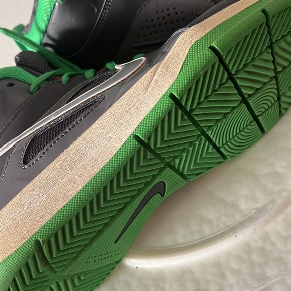 Nike Team Hustle D6 GS Green Spark/👟👟Gray size 5Y,Clean Ready To Hustle.🏀 - Picture 5 of 6